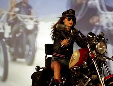 Alessandra Ambrozio: Ποζάρει με αέρα... easy rider (φωτό)